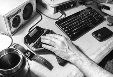 我要买笔记本电脑 14寸屏幕左右。要可以玩游戏的。求配置 或者推荐型号